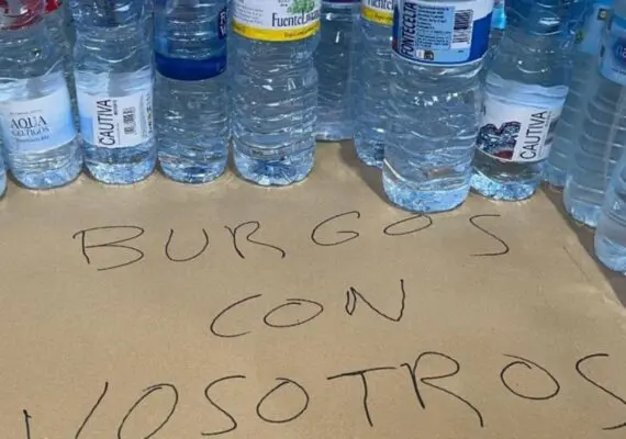 Cidadãos de Burgos entregando produtos essenciais em pontos de coleta para ajudar as vítimas da DANA na Espanha.