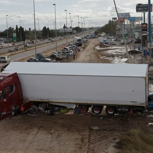 Carreteras dañadas en la Comunidad Valenciana tras el paso de la DANA, mostrando áreas afectadas y cortes en las principales vías de conexión.