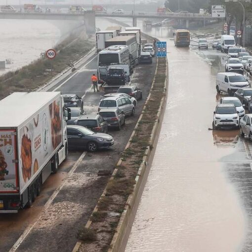 Vista de la Autovía del Mediterráneo (A-7) en Valencia con señalización de rutas alternativas para camiones debido a restricciones temporales de tráfico.