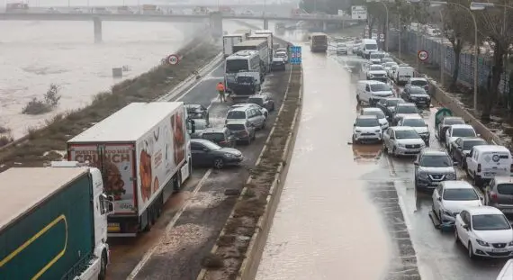 Vista da Autoestrada do Mediterrâneo (A-7) em Valência com sinalização de percursos alternativos para camiões devido a restrições temporárias de trânsito.