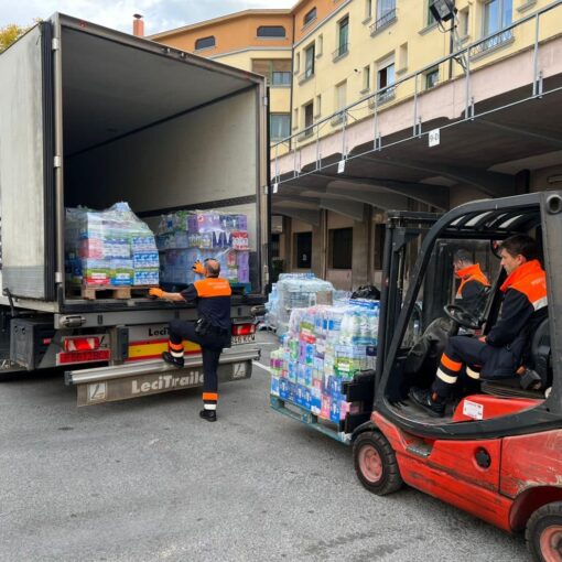Camiones de transporte de mercancías circulando en una carretera, con flexibilización de horarios tras la DANA en España.