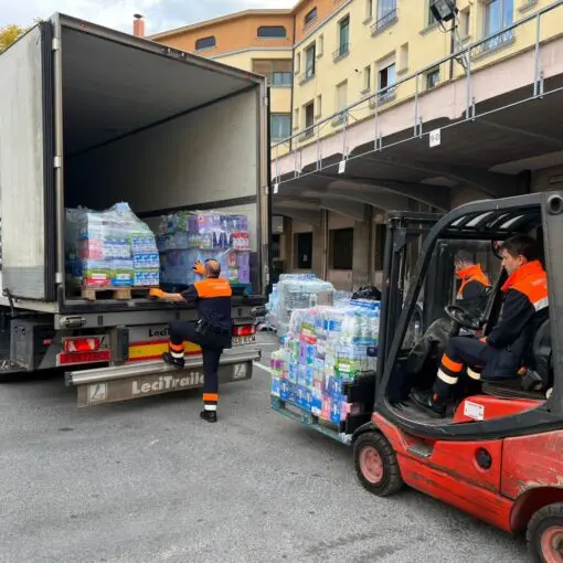 LKWs, die Güter transportieren, die auf einer Straße verkehren, mit flexiblen Fahrplänen nach DANA in Spanien.